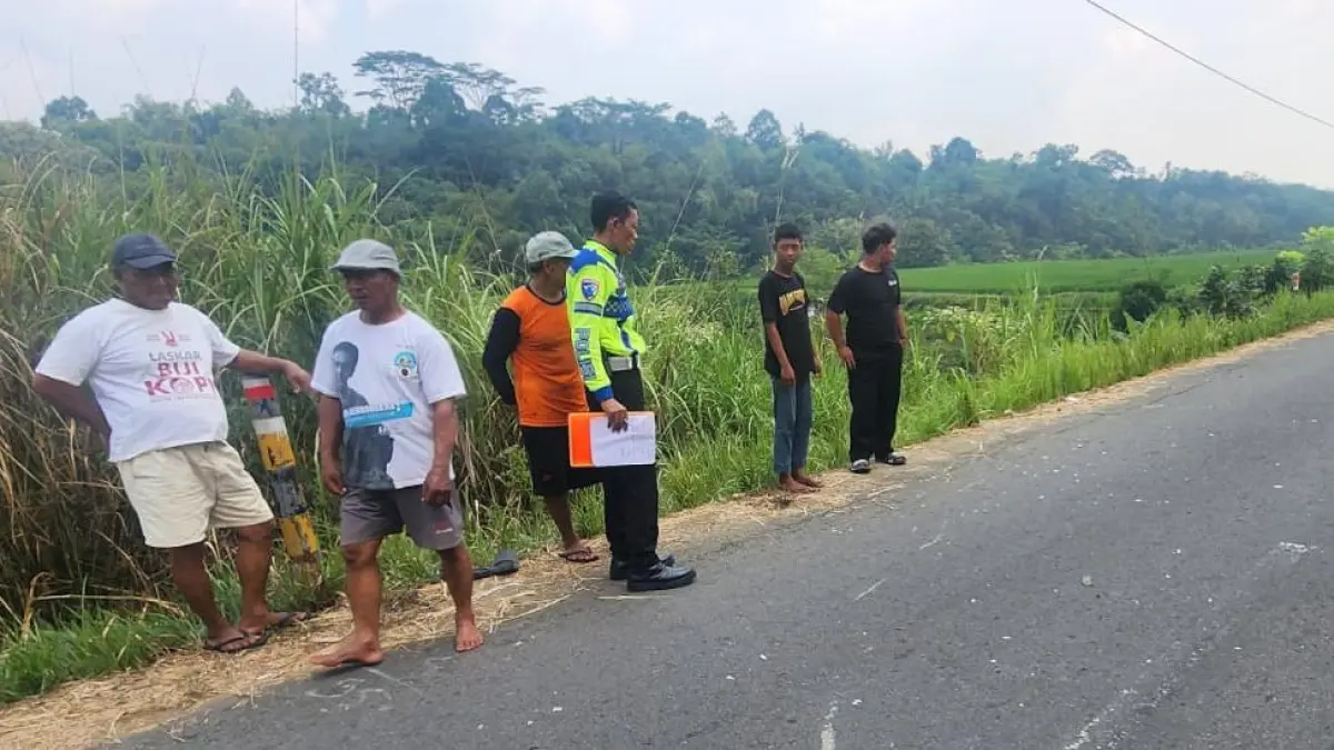 Polisi olah TKP kecelakaan di Jalan Mojogedang-Karangpandan, Karanganyar, Senin (15/6/2026). (Rudi Hartono/Radar Solo)