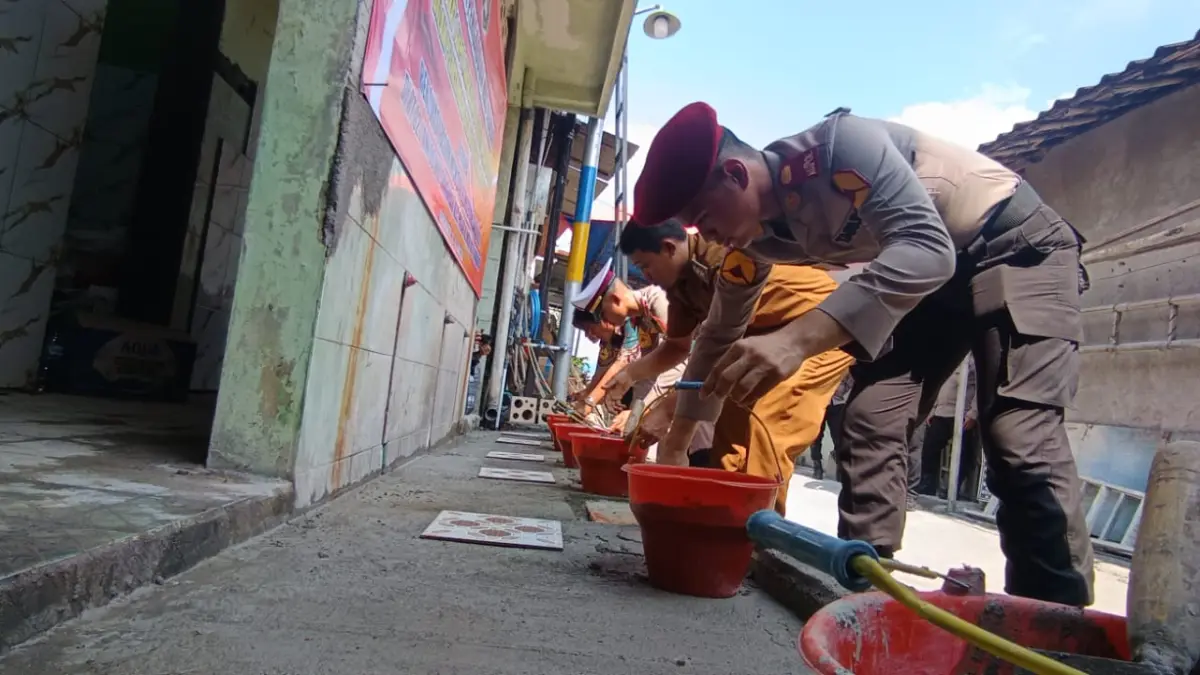 Taruna Akpol ikut memperbaiki MCK di Sanggarahan, Pasar Kliwon,