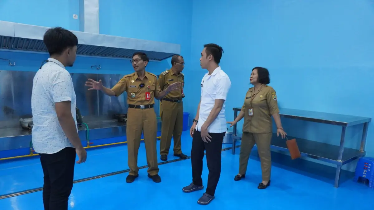 Wakil Bupati Sragen yang juta Ketua Satgas MBG Sragen Suroto meninjau salah satu SPPG bermasalah. (Ahmad Khairudin/Radar Solo)