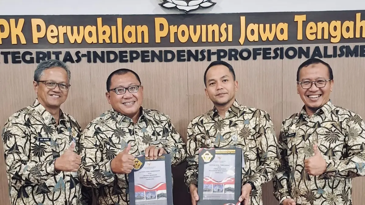 Wali Kota Solo Respati Ardi, Ketua DPRD Solo Budi Prasetyo dan Sekda Budi Murtono usai menerima WTP dari PBK. (Humas Pemkot Solo)