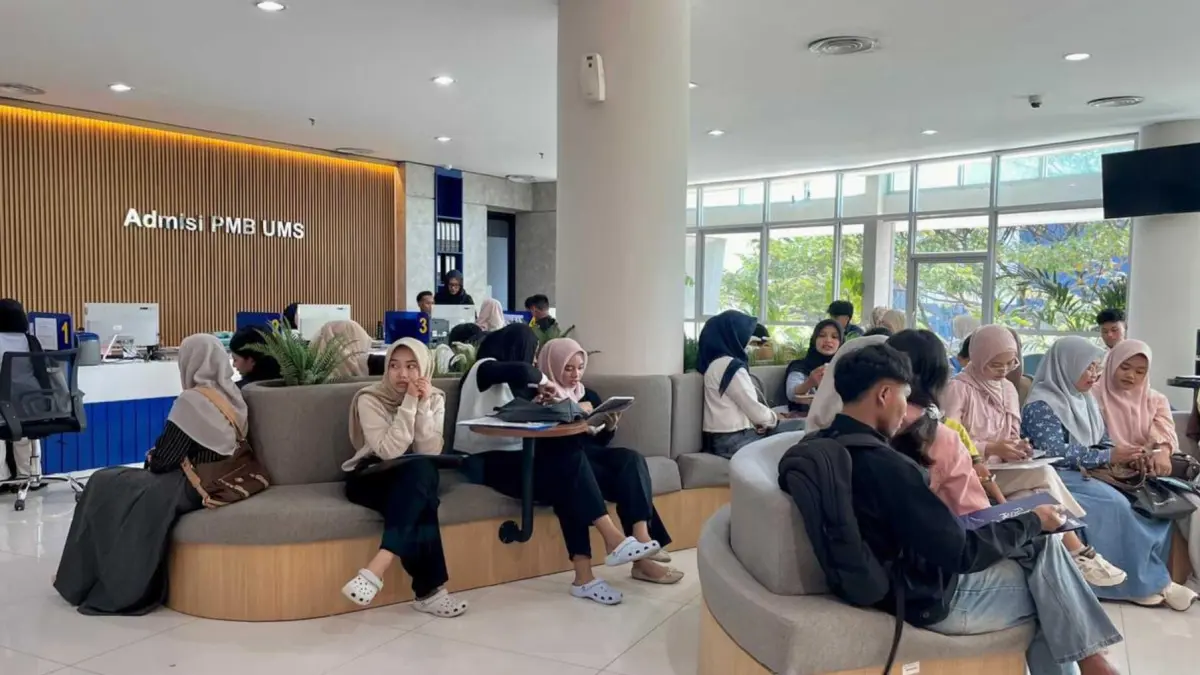 Antrean pendaftar di bangian Admisi PMB UMS pada tahun ajaran baru 2026/2027. (DOK. UMS)