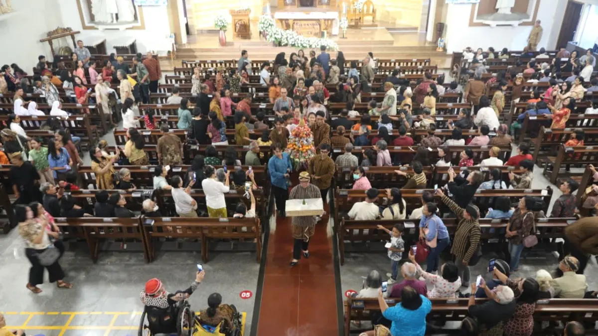 atusan umat Gereja Katolik Santo Paulus Kleco mengikuti prosesi Mlampah Wening mengelilingi lingkungan gereja, Senin (15/6/2026) malam. (HERNINDYA JALU/RADAR SOLO)