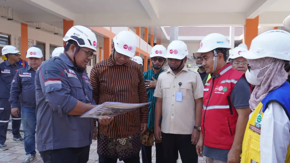 Bupati Sragen Sigit Pamungkas (baju lurik) mendengarkan penjelasan progress pembangunan sekolah rakyat di Mondokan, Selasa (16/6/2026). (Ahmad Khairudin/Radar Solo)