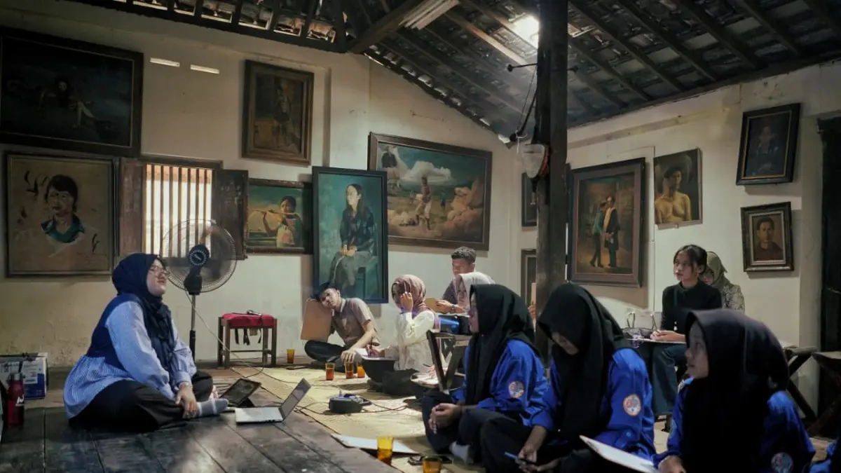 DISKUSI: FSRD ISI Surakarta membuat inovasi seni di Sanggar Seni Kang Soer, Dusun Susuhan, Desa Gedaren, Kecamatan Jatinom, Klaten. (DOK. ISI SURAKARTA)