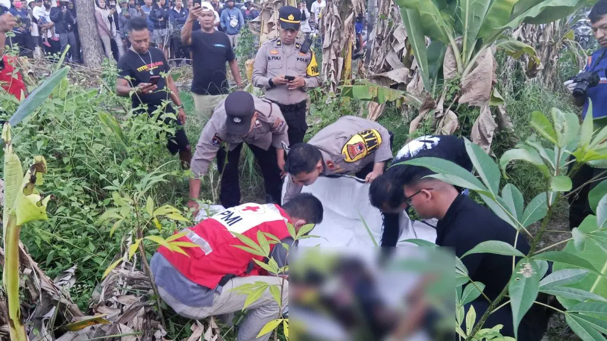 Jajaran kepolisian saat melakukan olah TKP hingga proses evakuasi terhadap jenazah pria tanpa identitas di kebun, Desa Belangwetan, Klaten Utara (Dok. Polres Klaten)