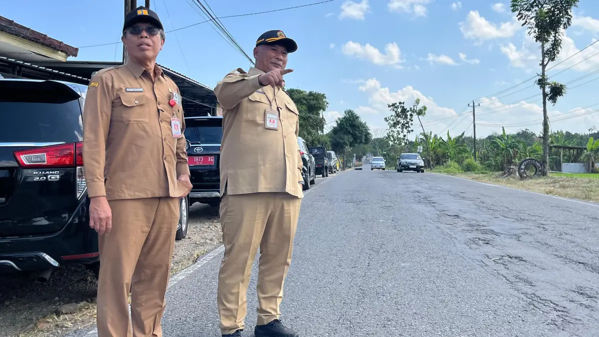 Kepala DPUPR Jawa Tengah Henggar Budi Anggoro saat mengecek jalan di Wonogiri Senin (15/6/2026). (IWAN ADI/RADAR SOLO)