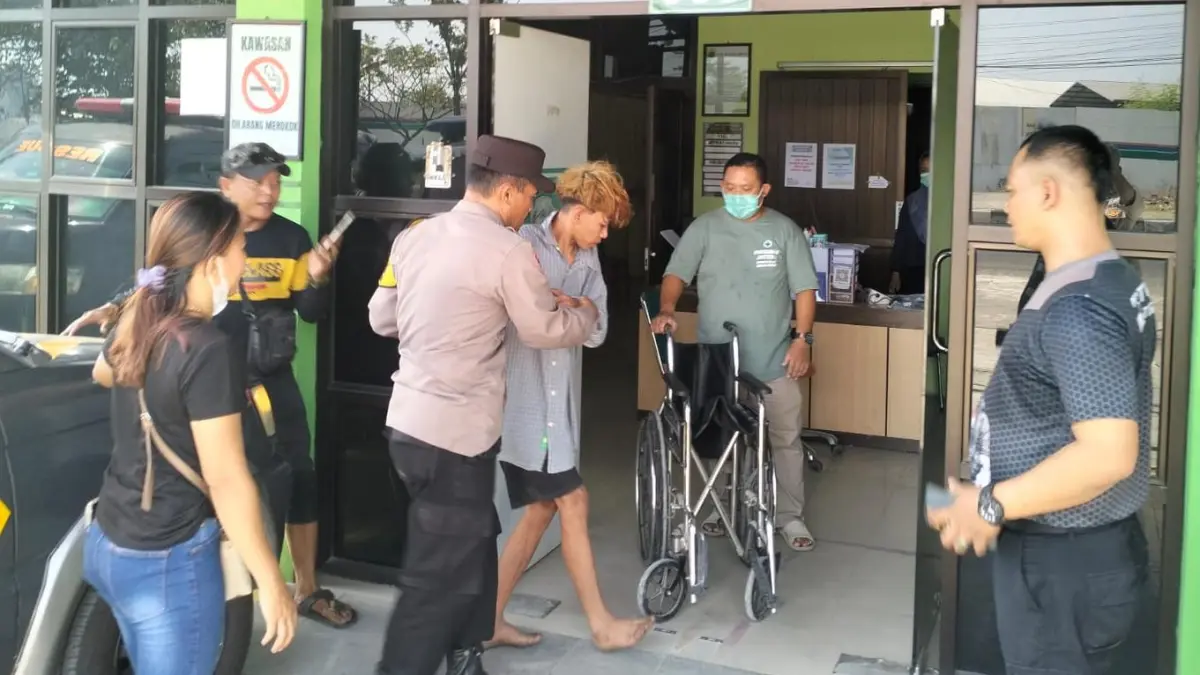 Korban yang hilang dievakuasi dari area persawahan Jaten, Karanganyar, Selasa (16/6/2026). (Rudi Hartono/Radar Solo)