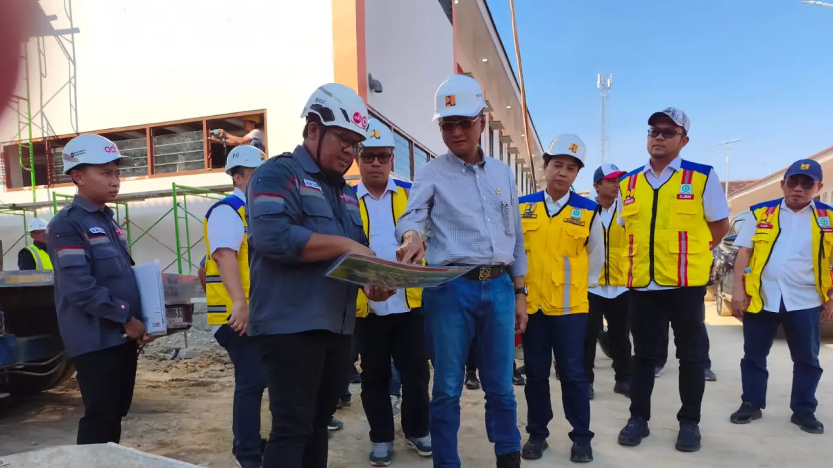 Menteri PU Dody Hanggodo tinjau proyek sekolah rakyat di Mondokan, Sragen, Selasa (16/6/2026). (Ahmad Khairudin/Radar Solo)