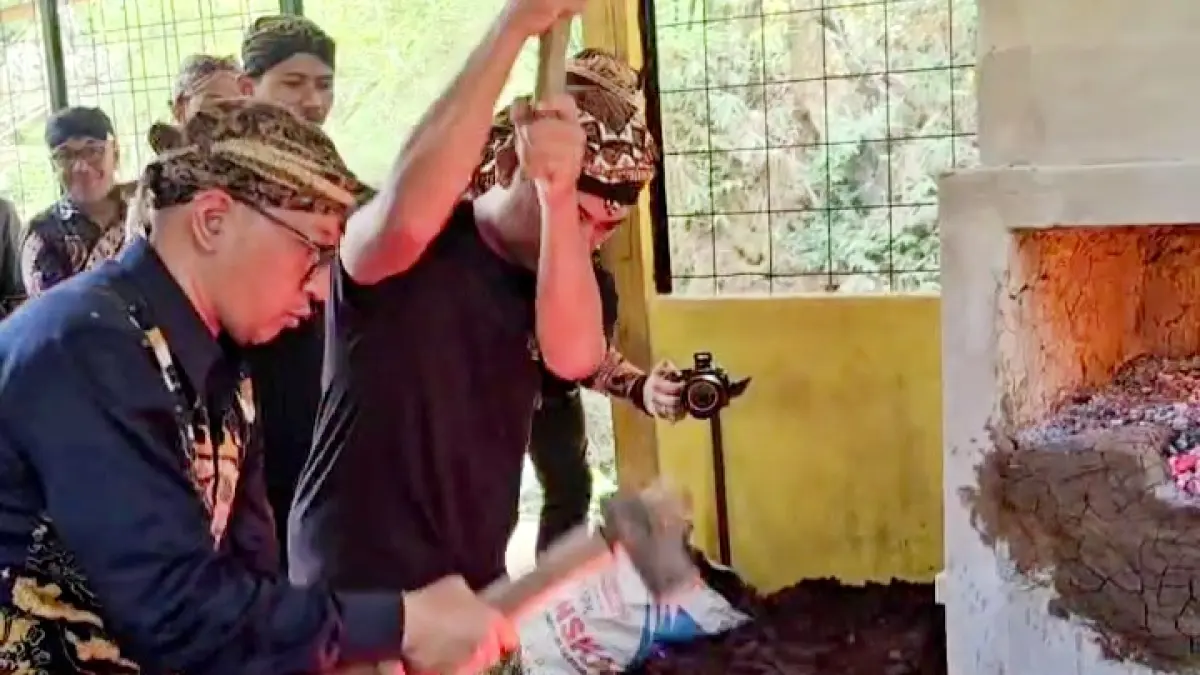 Pande besi menjajal fasilitas di Besalen Sanakridha Brajangga, Bejen, Karanganyar. (Rudi Hartono/Radar Solo)