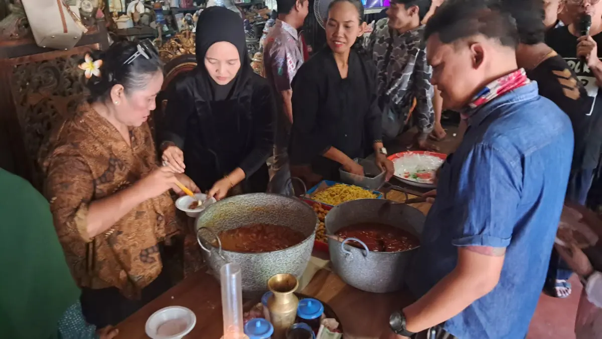 Pengunjung memadati lapak pembagian Jenang Suro gratis di Pasar Triwindu Solo, Selasa (16/6). (Alfida Nurcholisah/Radar Solo) 