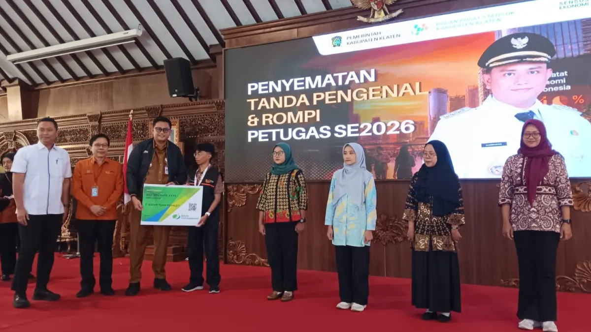 Petugas Sensus Ekonomi saat dikenakan rompi dan Kartu BPJS Ketenagakerjaan secara simbolis sebelum terjun ke lapangan untuk lakukan pendataan dari rumah ke rumah. (Angga Purenda/Radar Solo)