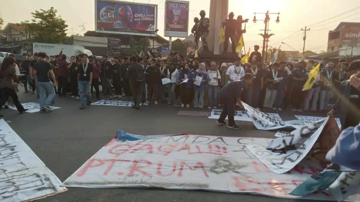 Aksi demo ratusan mahasiswa di Bundaran Kartasura, Sukoharjo, Rabu sore (17/6). (IWAN KAWUL/RADAR SOLO) 