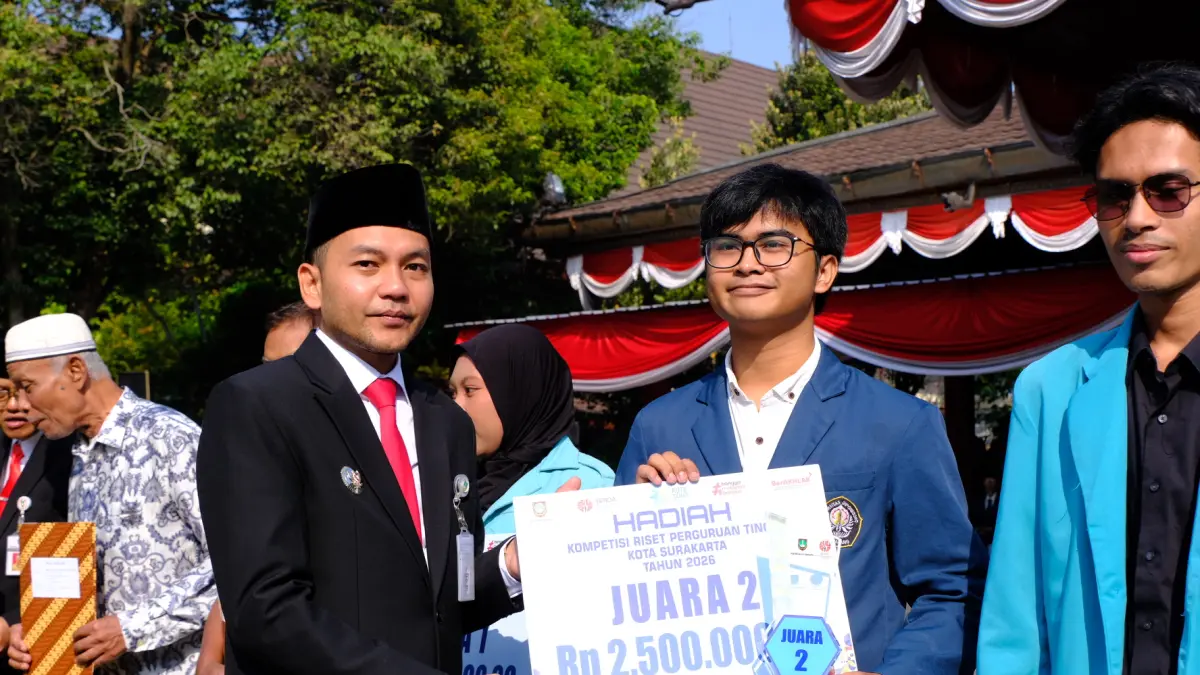 APRESIASI: Wali Kota Surakarta Respati Ardi saat memberikan apresiasi dalam acara memperingati hari jadi Pemkot Surakarta ke-80 di Balai Kota Surakarta (16/6). (DOK. PEMKOT SURAKARTA)

&nbsp;