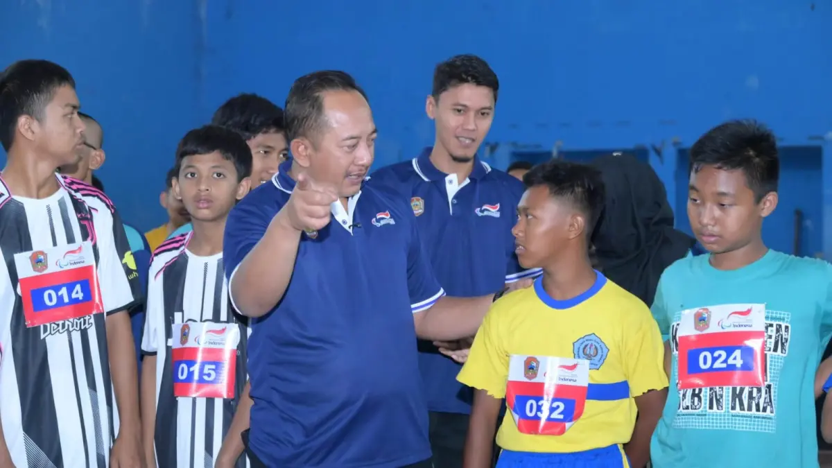 Bupati Karanganyar Rober Christanto memberi semangat peserta Peparpeda Kabupaten Karanganyar 2026 di GOR RM Said Karanganyar, Rabu (17/6/2026). (Rudi Hartono/Radar Solo)