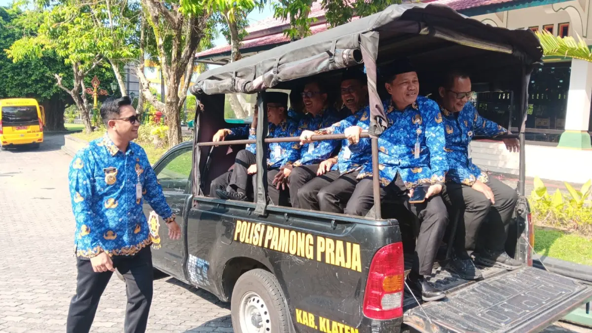Bupati Klaten Hamenang Wajar Ismoyo bersama kepala OPD menuju lokasi kegiatan Sambung Rasa di Desa Jebugan, Kecamatan Klaten Utara menggunakan mobil patroli Satpol PP, Rabu (17/6/2026). (Angga Purenda/Radar Solo)