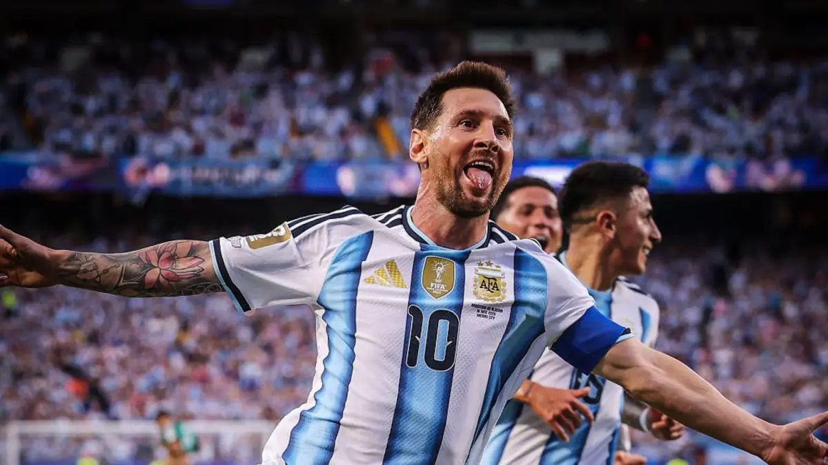 Hasil Piala Dunia Hari Ini: Gilas Aljazair, Lionel Messi Cetak Hattrick Bawa Argentina Puncaki Klasemen Grup J (https://x.com/AFASeleccionEN)