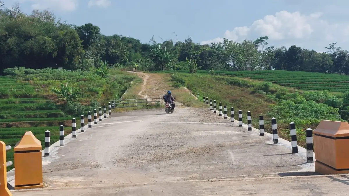 Jalur penghubung Gayamdompo ke Training Center NPC di Kelurahan Delingan, Karanganyar mulai dipercantik. (Rudi Hartono/Radar Solo)