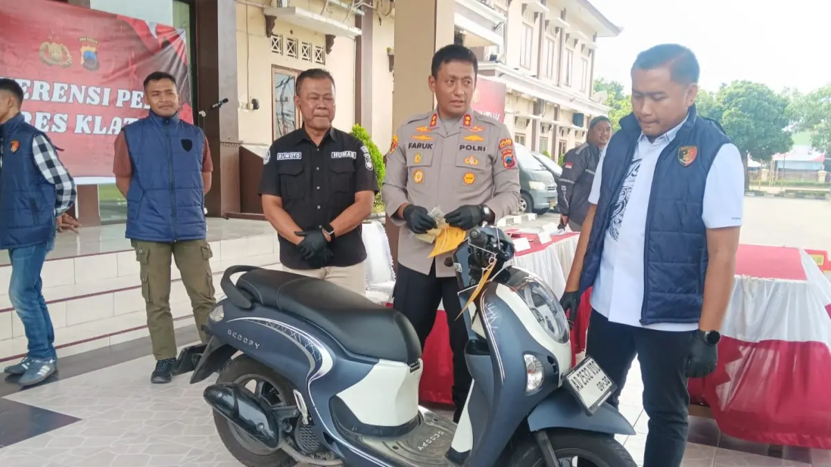 Kapolres Klaten AKBP Moh Faruk Rozi saat memperlihatkan barang bukti yang berhasil diamankan di Mapolres Klaten, Rabu (17/6/2026). (Angga Purenda/Radar Solo)