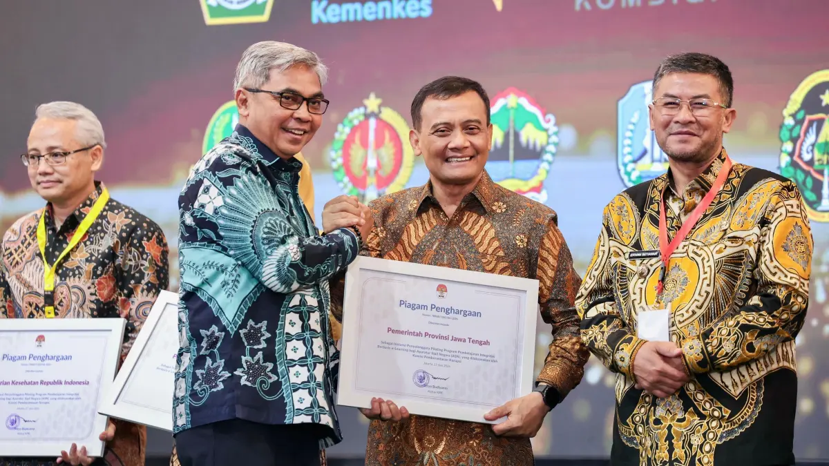 Ketua KPK RI Setyo Budiyanto serahkan penghargaan kepada Gubernur Jawa Tengah Ahmad Luthfi dalam acara&nbsp;Launching Nasional Program E-Learning ASN Berintegritas di Kantor Lembaga Administrasi Negara (LAN) RI, Jakarta, Rabu (17/6/2026). (DOK.PEMPROV JATENG)