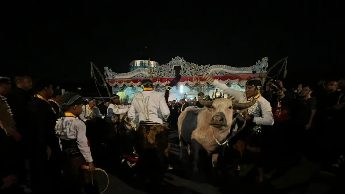 Kirab pusaka malam 1 Suro Tetap berlangsung lancar. (M. Ihsan/Radar Solo) 