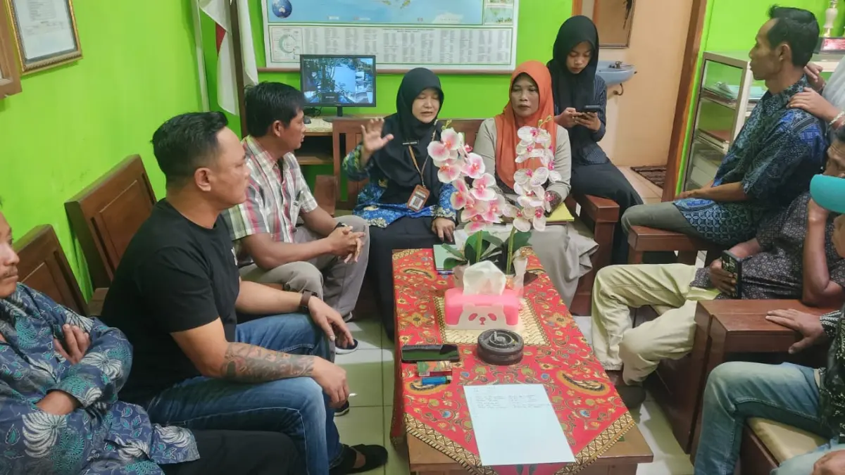Orang tua calon murid baru beraudiensi dengan pihak SMKN 1 Puhpelem Wonogiri. Mereka khawatir, jika anaknya tidak diterima di sekolah setempat, bisa menjadi anak putus sekolah karena jarak fasilitas pendidikan lainnya cukup jauh. (ISTIMEWA)