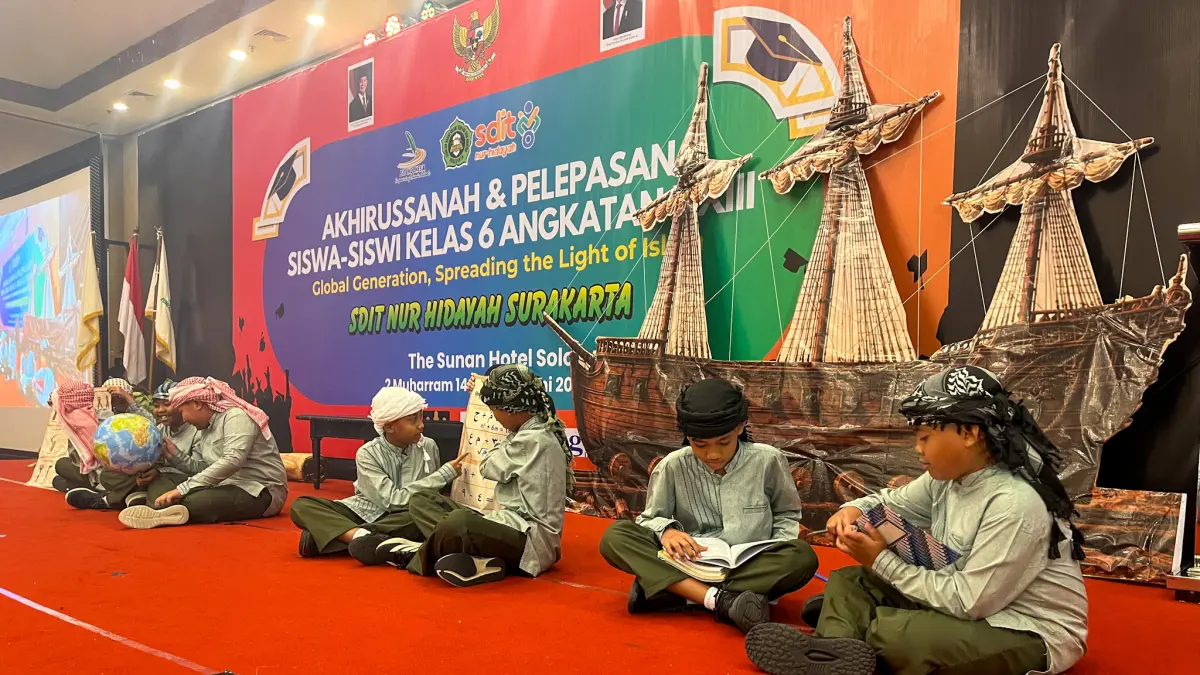 PENAMPILAN DRAMA YANG DIPENTASKAN PARA SISWA. (M. Ihsan/Radar Solo)
