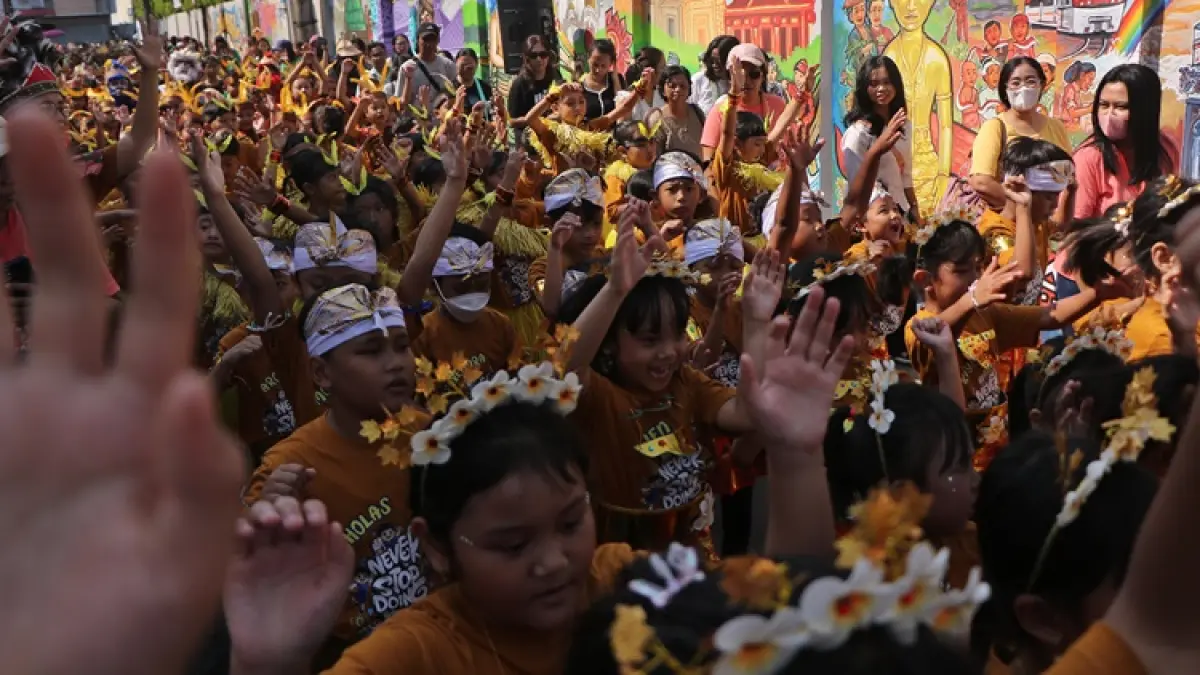 Ribuan siswa SD Pangudi Luhur Santo Timotius Solo mengikuti karnaval budaya dengan mengenakan kostum tokoh pewayangan, Rabu pagi (17/6). (ARIEF BUDIMAN/RADAR SOLO)