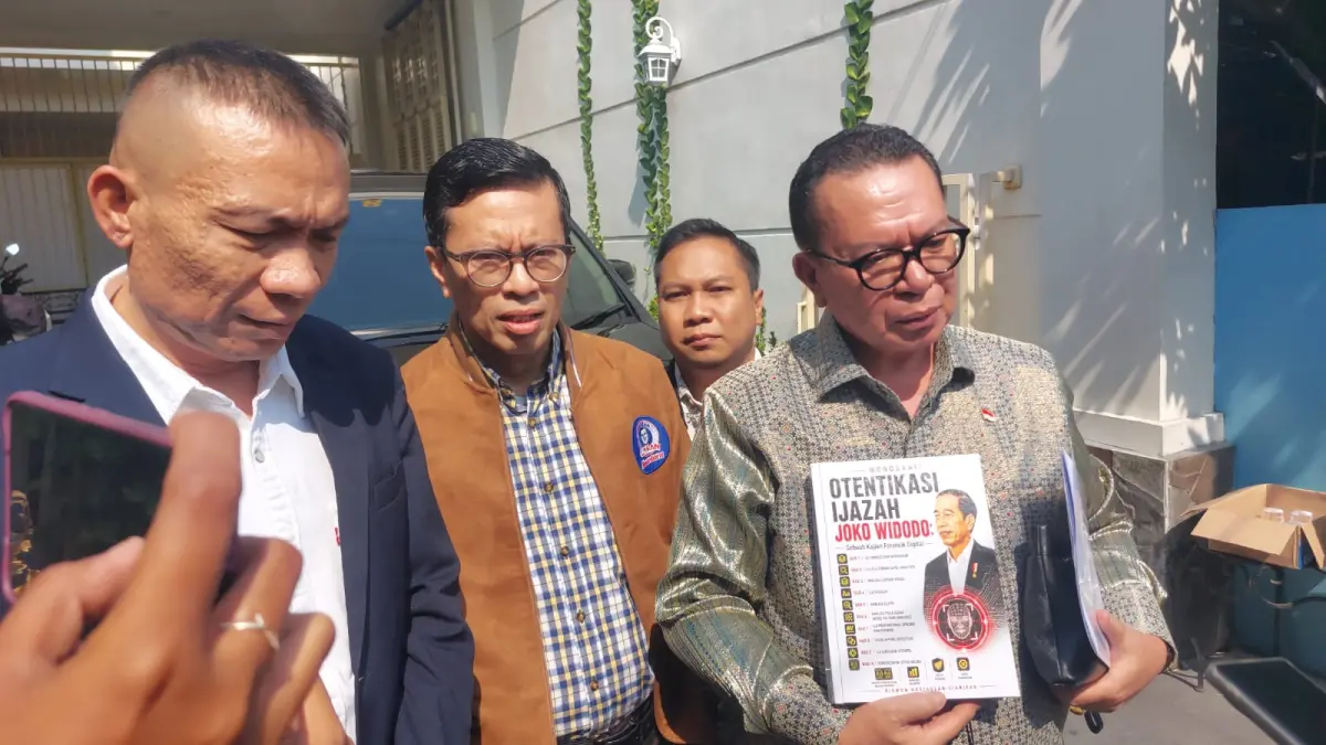 Rismon Hasiholan Sianipar didampingi pengacara datangi rumah Jokowi, Rabu (17/6). (A Christian/Radar Solo)