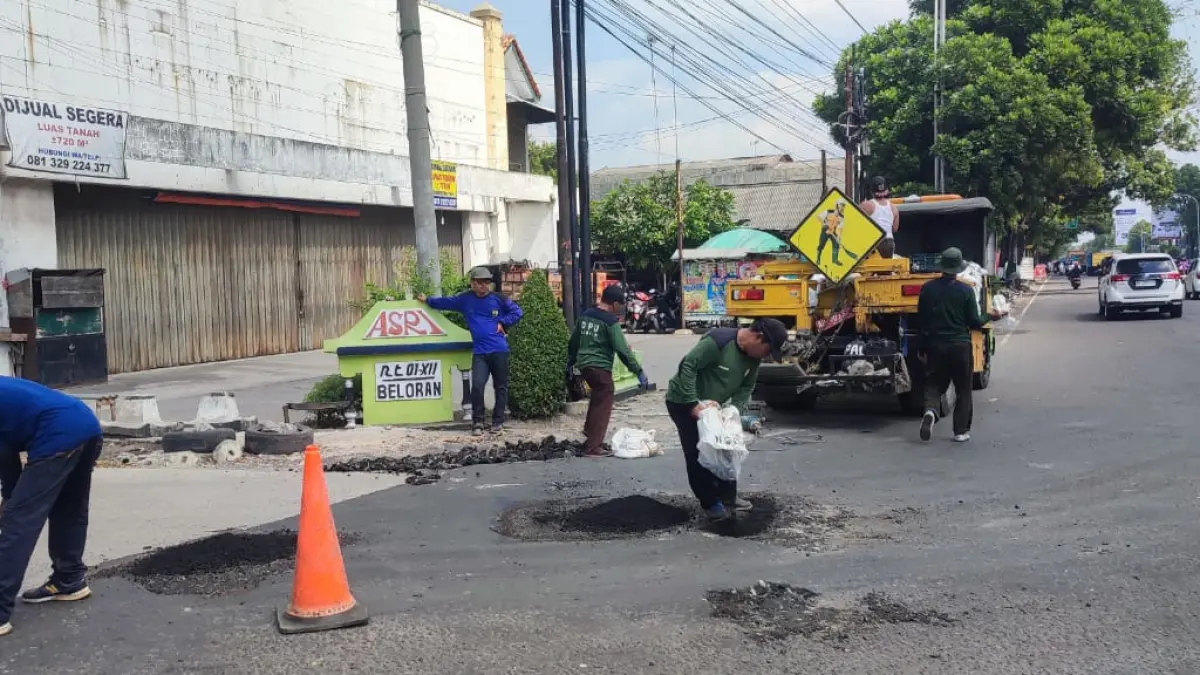 Salah satu proyek perbaikan jalan di Kabupaten Sragen yang dikerjakan tahun 2026. (Ahmad Khairudin/Radar Solo)