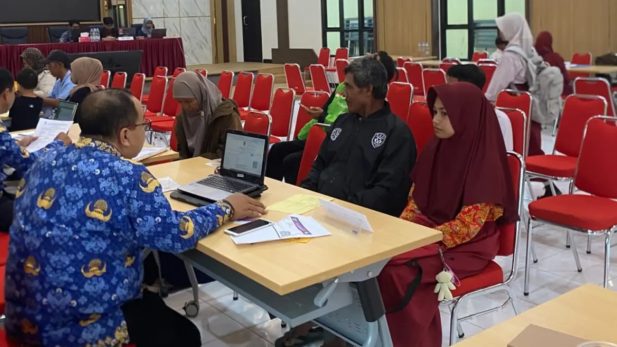 Siswa ditemani orang tuanya mendaftarkan diri ke salah satu SMP di Sragen. SPMB jenjang TK hingga SMP Kabupaten Sragen mulai dibuka. (Ahmad Khairudin/Radar Solo)