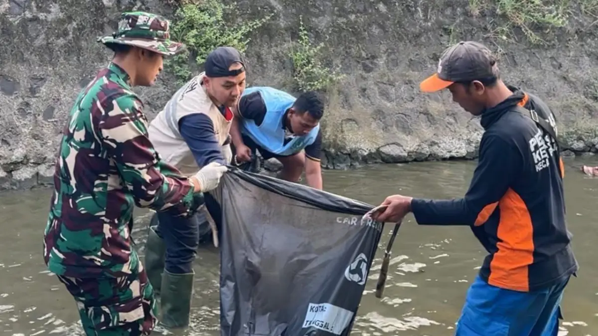 Wali Kota Solo Respati Ardi ikut terjun bersihkan sampah di sungai.  