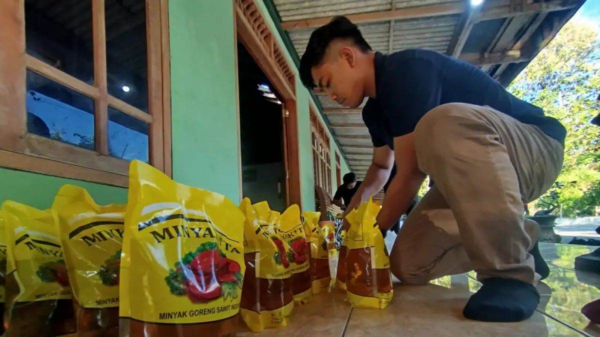 Kemasan MinyaKita yang berbau minyak tanah di Kismantoro, Wonogiri masih utuh. (IWAN ADI/RADAR SOLO)