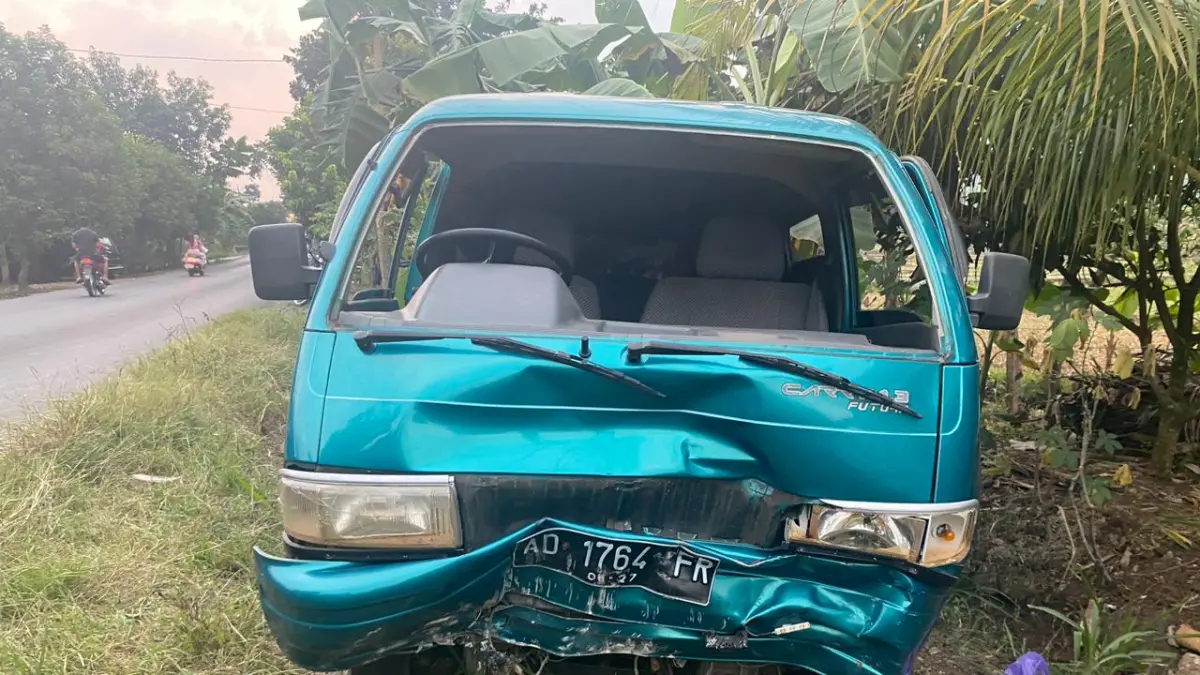 Kondisi bodi Suzuki Carry yang menabrak pejalan kaki di depan Gereja Sendangmulyo, Desa Sendangmulyo, Kecamatan Tirtomoyo, Rabu (17/6/2026) sekira pukul 14.00. (DOK.POLRES WONOGIRI) 