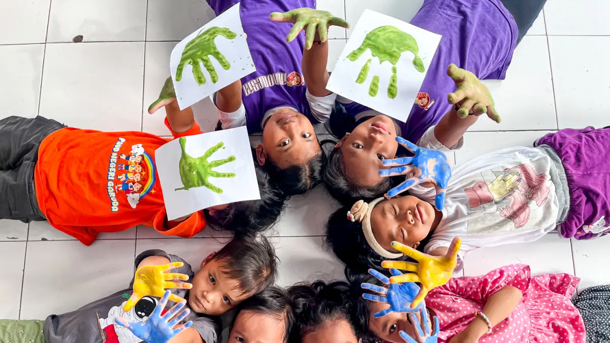 KREATIF: Komunitas Transid bersama pengelola Taman Cerdas mengajak anak-anak berkreasi dengan cap tangan. (M. IHSAN/RADAR SOLO)