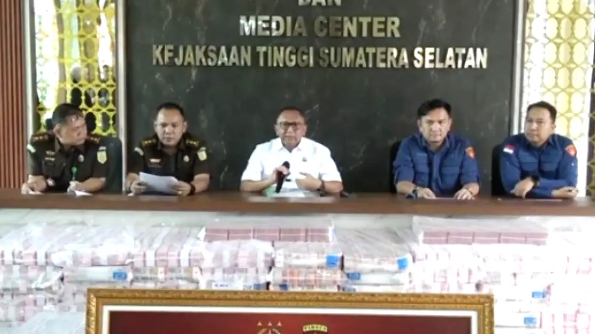 Kejati Sumatera Selatan terima penitipan uang pengganti kerugian negara sebesar Rp219,77 miliar dalam perkara dugaan korupsi pemberian fasilitas kredit dari salah satu bank pemerintah kepada PT Buana Sriwijaya Sejahtera (BSS) dan PT Sri Andal Lestari (SAL). Dengan pengembalian tersebut, total kerugian negara senilai Rp1,4 triliun dalam perkara tersebut telah dipulihkan seluruhnya. (ANTARA-Winda Tri Agustina/Chairul Fajri/Winanto)