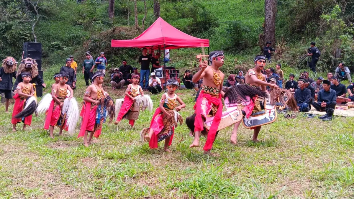 Berbagai penampilan tarian tradisional yang dibawakan oleh anak-anak Desa Sidorejo, Kecamatan Kemalang, Klaten di Kampung Siluman. (Angga Purenda/Radar Solo)