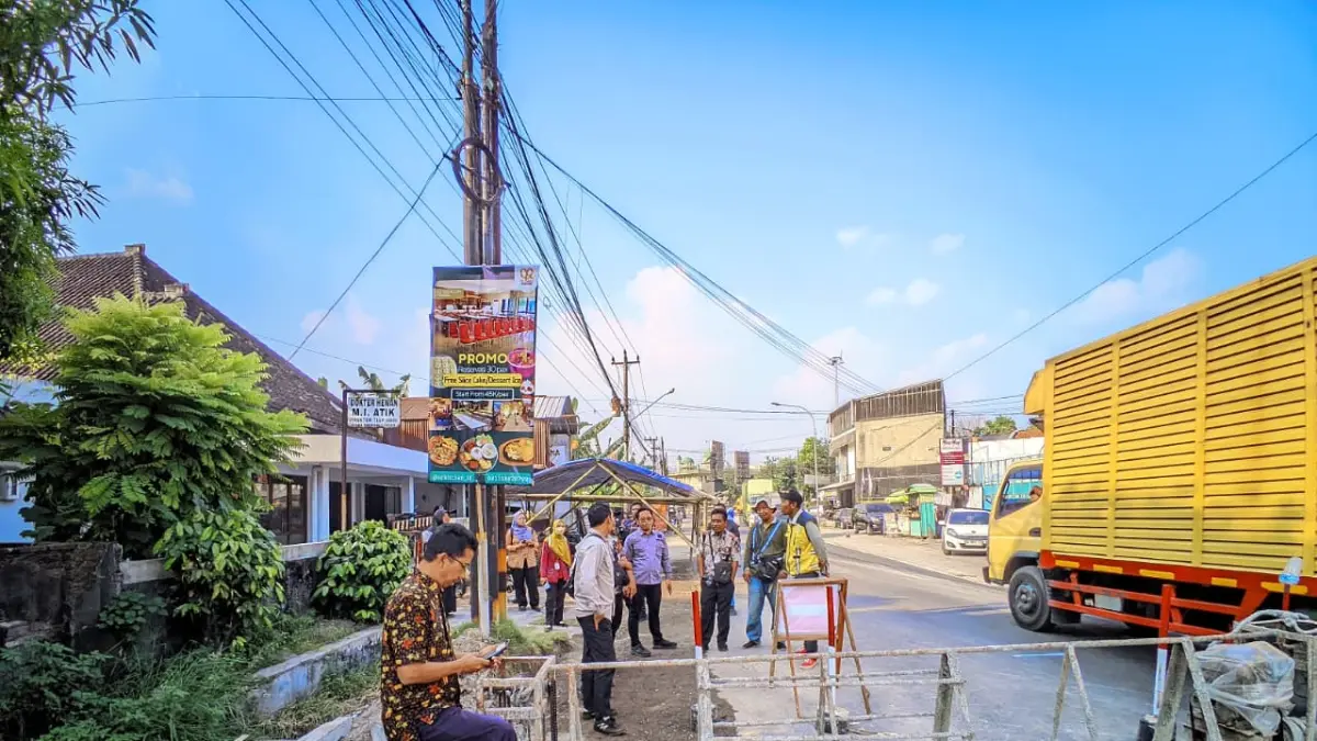 Buka-tutup arus lalin di simpanf Dlopo, Kecamatan Grogol, Sukoharjo, dampak pengecoran Jalan Baki-Tanjunganom. (Iwan Kawul/Radar Solo) 