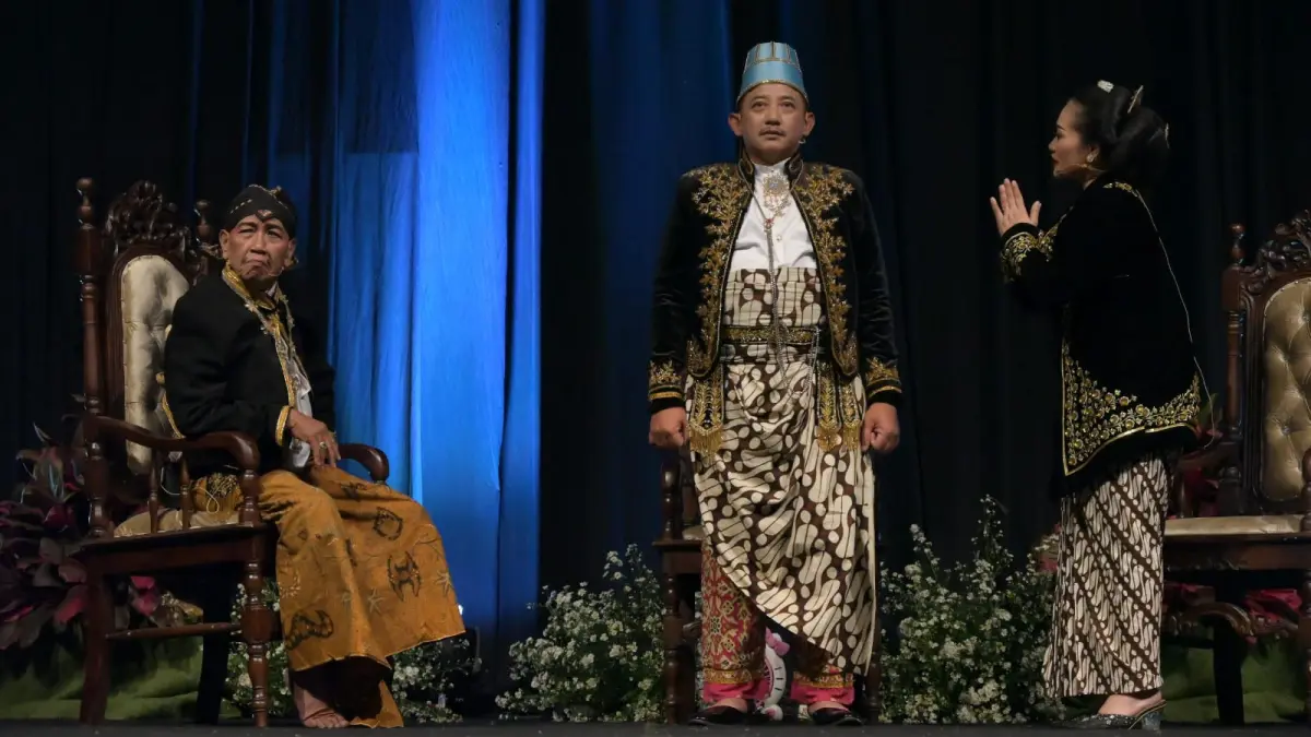 Bupati Karanganyar Rober Christanto ikut bermain ketoprak. (Rudi Hartono/Radar Solo) 