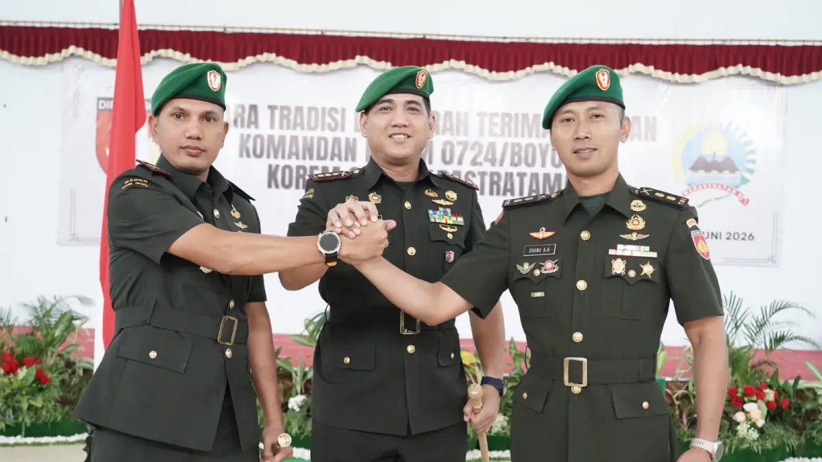 Danrem 074/Warastratama Kolonel Inf M. Arry Yudistira (tengah) bersama Dandim 0724/Boyolali yang baru Letkol Inf Gunawan Nurbathin dan mantan Dandim Boyolali Letkol Inf Dhanu Anggoro Asmoro. (DOK.KODIM BOYOLALI)