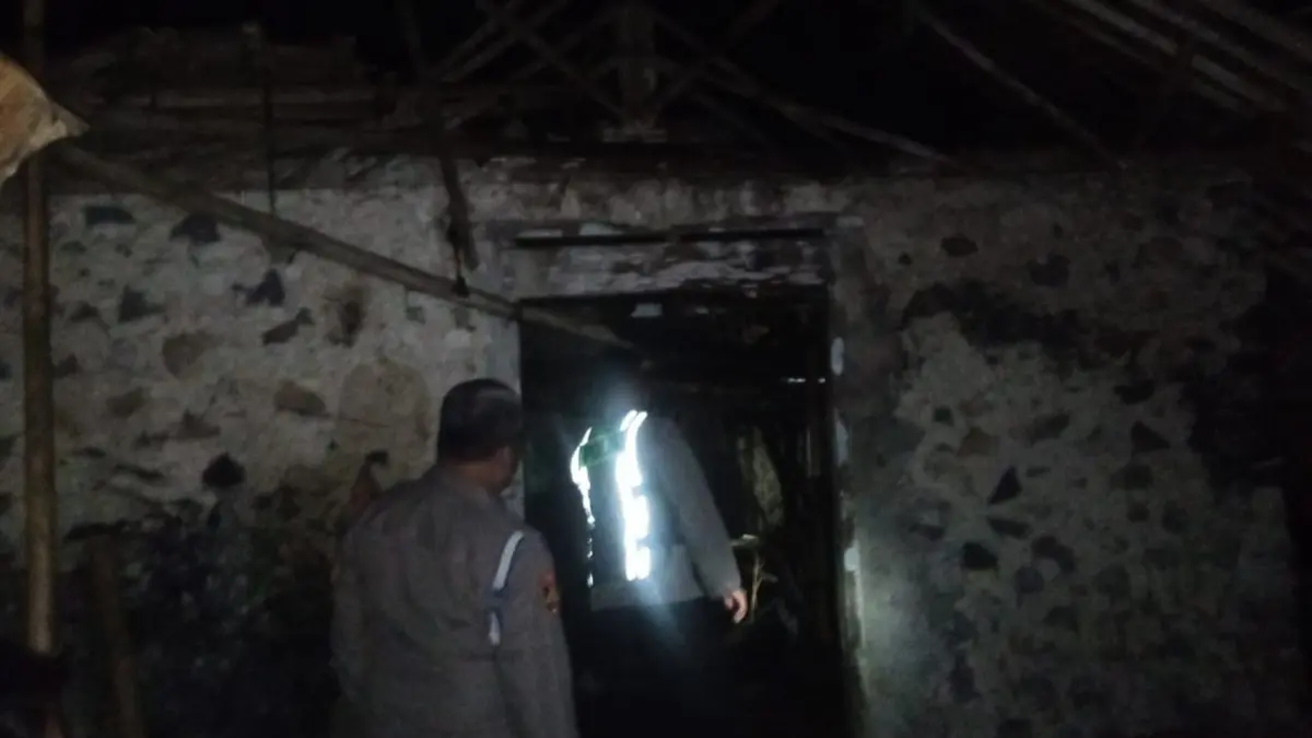 Kebakaran kandang ternak di Dusun Karang, Desa Karangsari, Kecamatan Jatiyoso, Karanganyar, Kamis (18/6/2026) malam. (Rudi Hartono/Radar Solo)