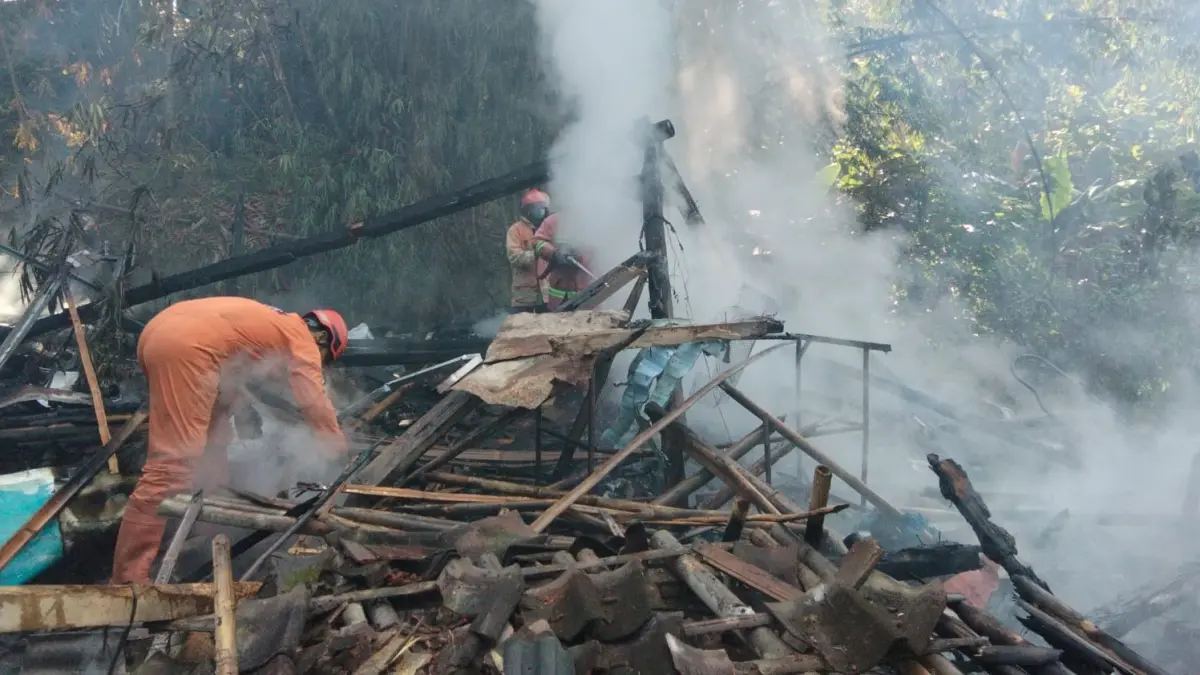 Kebakaran rumah di Dukuh Sidomulyo, RT 15, Desa Ngandul, Kecamatan Sumberlawang, Sragen, Jumat (19/6/2026) pagi. (Ahmad Khairudin/Radar Solo)