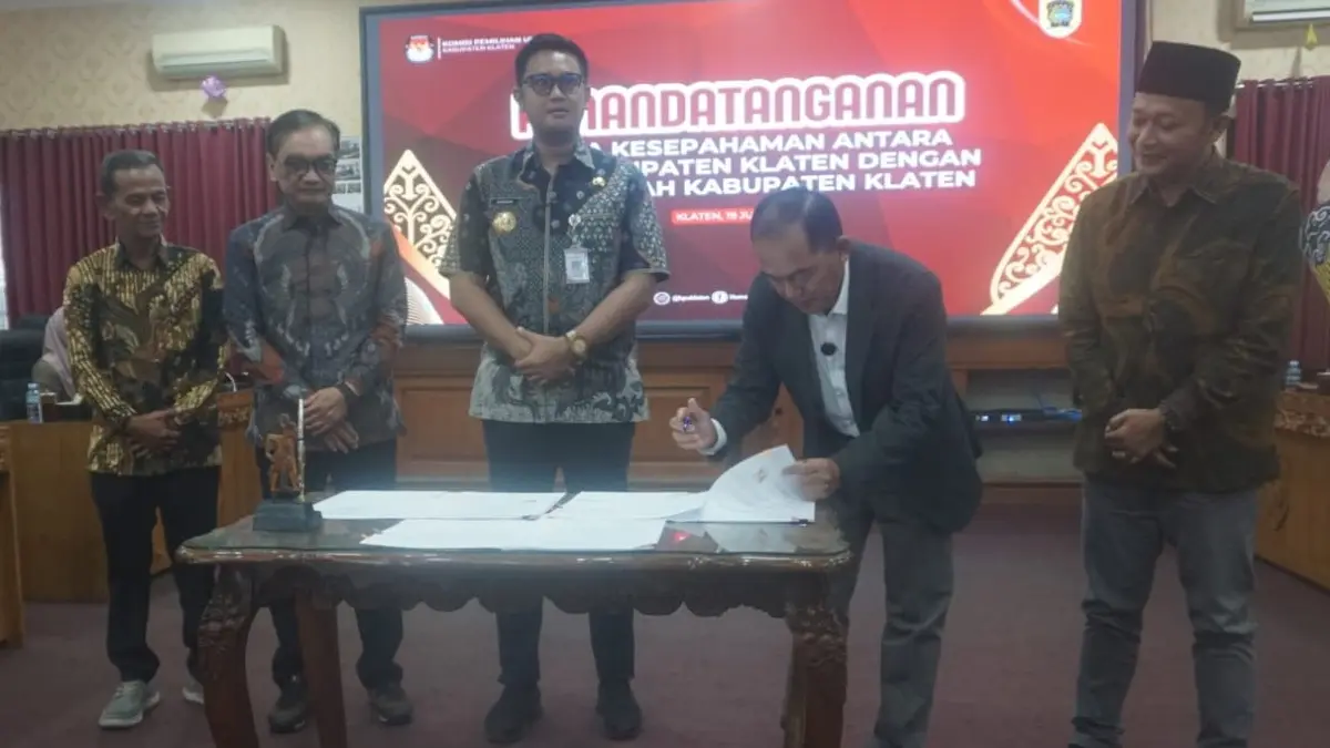 Penandatangan Nota Kesepahaman (MoU) antara KPU dan Pemkab Klaten yang berlangsung di Ruang Badan Anggaran (Banggar) DPRD Klaten. (Angga Purenda/Radar Solo)