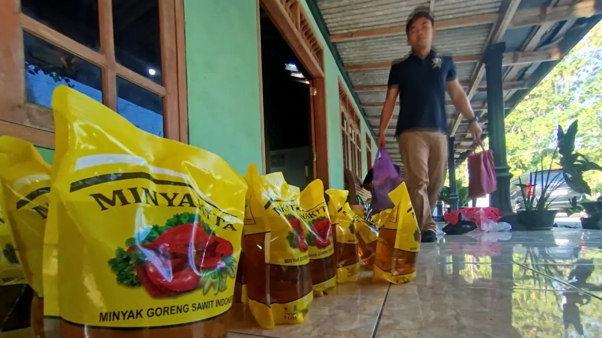 Polisi mengamankan puluhan pouch MinyaKita di Kismantoro, Wonogiri, Kamis (18/6/2026).