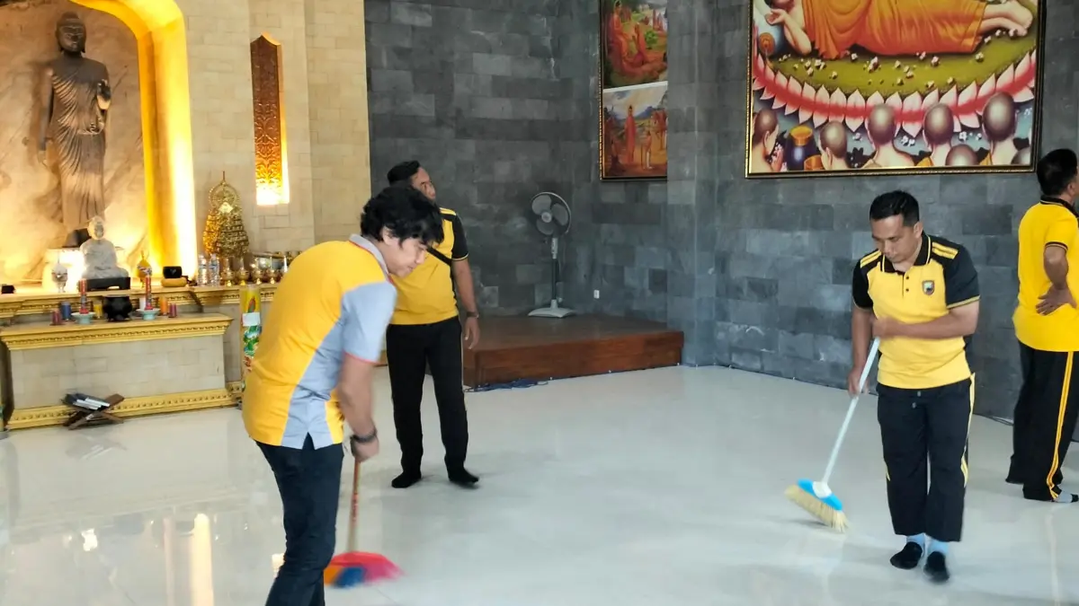 Polsek Wonogiri Kota menggelar kegiatan bakti religi di Vihara Sradha Dhamma, Kelurahan Wonoboyo, Kecamatan Wonogiri, Jumat (19/6/2026). (IWAN ADI/RADAR SOLO)