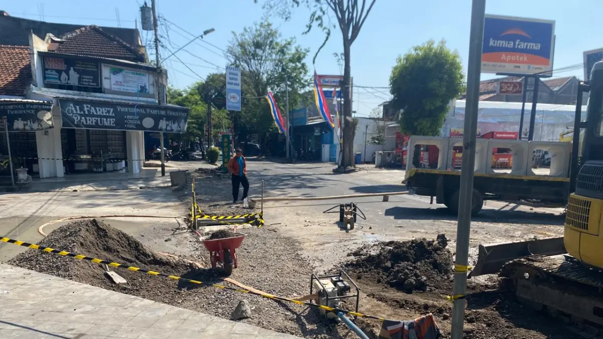 Rehabilitasi drainase di Jalan Veteran untuk mengatasi genangan di kawasan Alun-Alun Sukoharjo. (IWAN KAWUL/RADAR SOLO) 