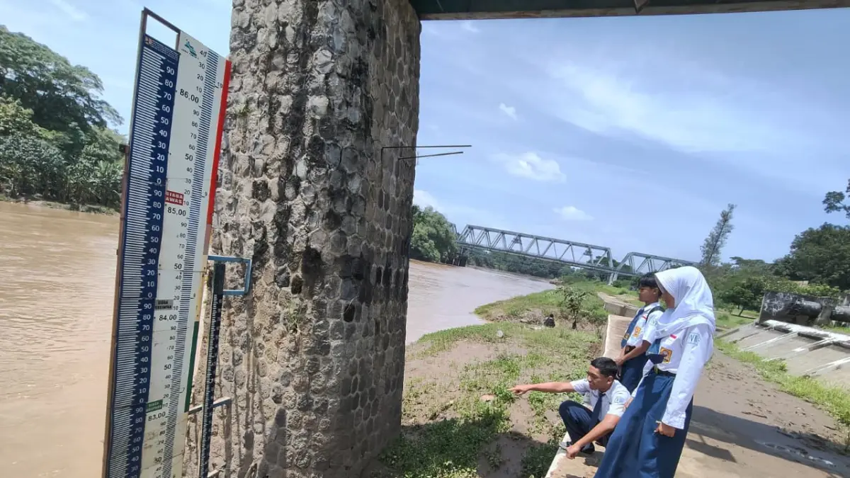 Siswa SMPN 21 Solo uji coba EWS karya mereka di aliran Sungai Bengawan Solo. (Dok. Pribadi)