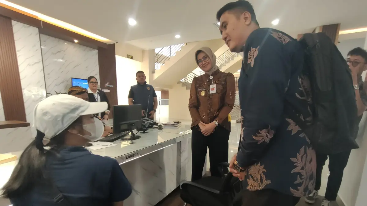 Wakil Wali Kota Solo Astrid Widayani menemui korban dugaan pelecehan seksual di Polresta Solo. (Silvester Kurniawan/Radar Solo)