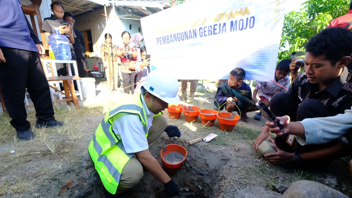Wali Kota Solo Respati Ardi melakukan peletakan batu pertama pembangunan Gereja Mojo, Jumat (19/6/2026). (Humas Pemkot Solo)