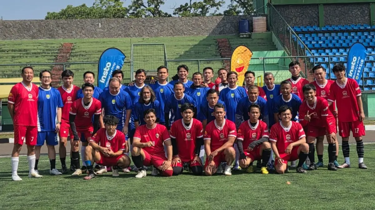 PT Combiphar bersama PERSIB Bandung sukses menggelar laga persahabatan (Friendly Match) akhir pekan ini di Stadion Siliwangi, Bandung, Sabtu (20/6/2026). Pertandingan seru ini mempertemukan langsung tim internal eksekutif Combiphar dengan para penggawa legendaris Pangeran Biru yang tergabung dalam PERSIB The Legend. (ISTIMEWA)