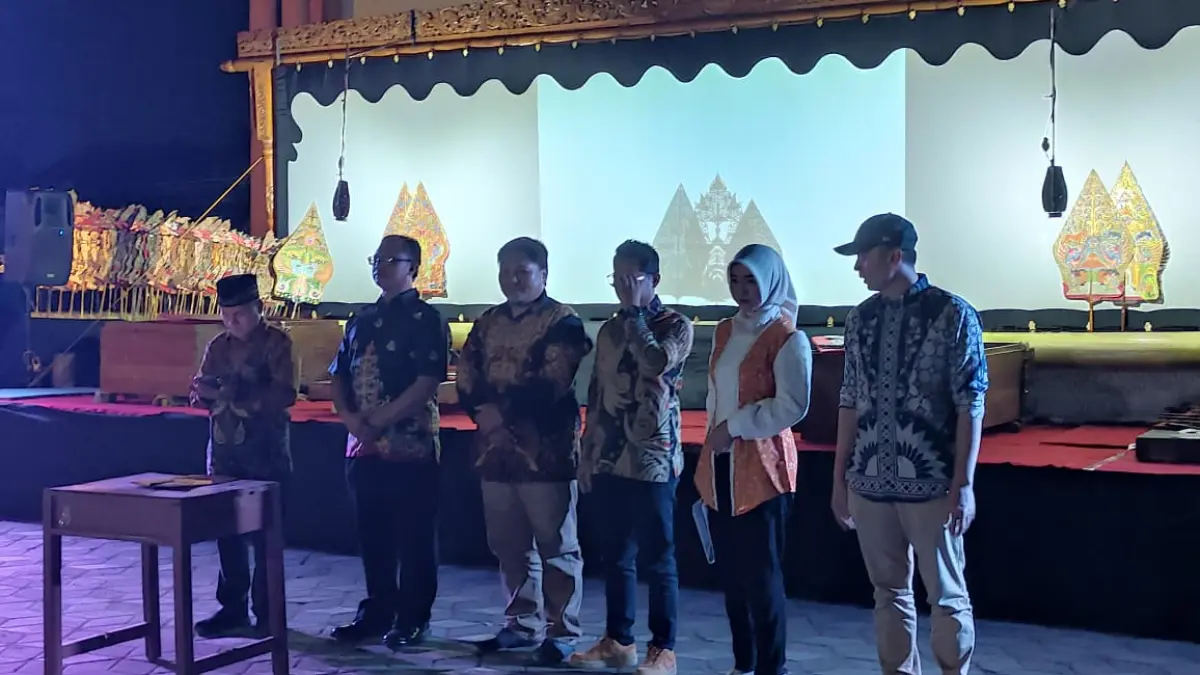 Gelaran wayang kulit hasil kolaborasi dari Program Inovasi Seni Nusantara (PISN) Kementerian Pendidikan Tinggi, Sains, dan Teknologi bersama Institut Seni Indonesia (ISI) Surakarta, sera Sanggar Seni Sekar Laras Mapan, dan pihak SMA Negeri 8 Solo. (LITHFIANA/RADAR SOLO) 